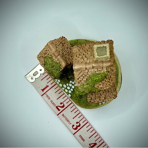 Adorable Hand Made Painted Ivy Cottage by Artist David Winter in Great Britain. - Picture 4 of 4